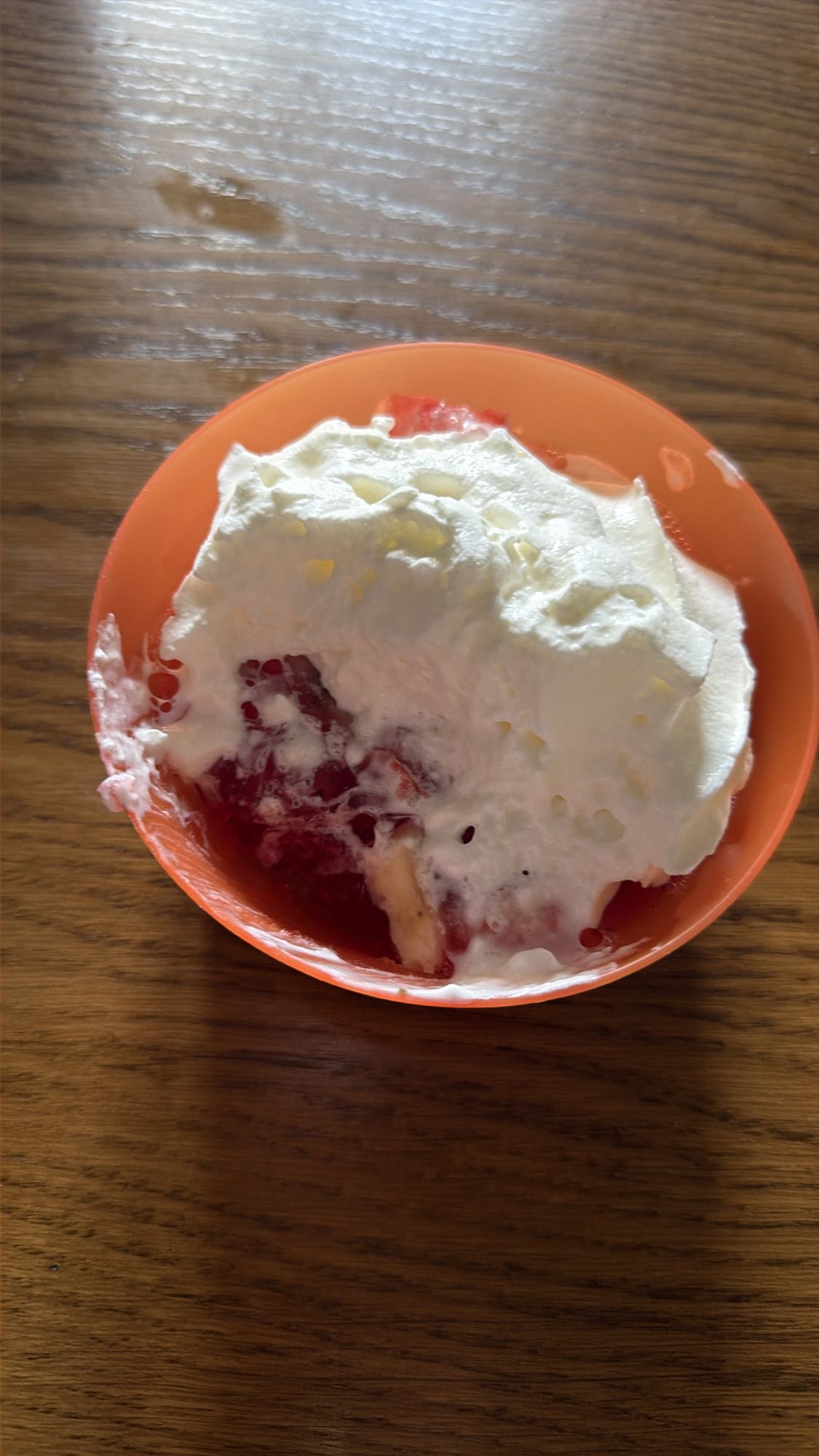 Galaretka z owocami i śmietaną