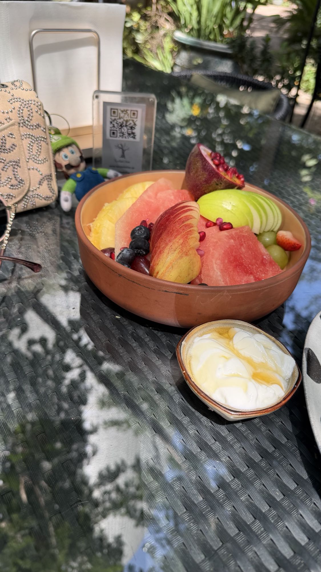 Fresh fruit bowl with yogurt