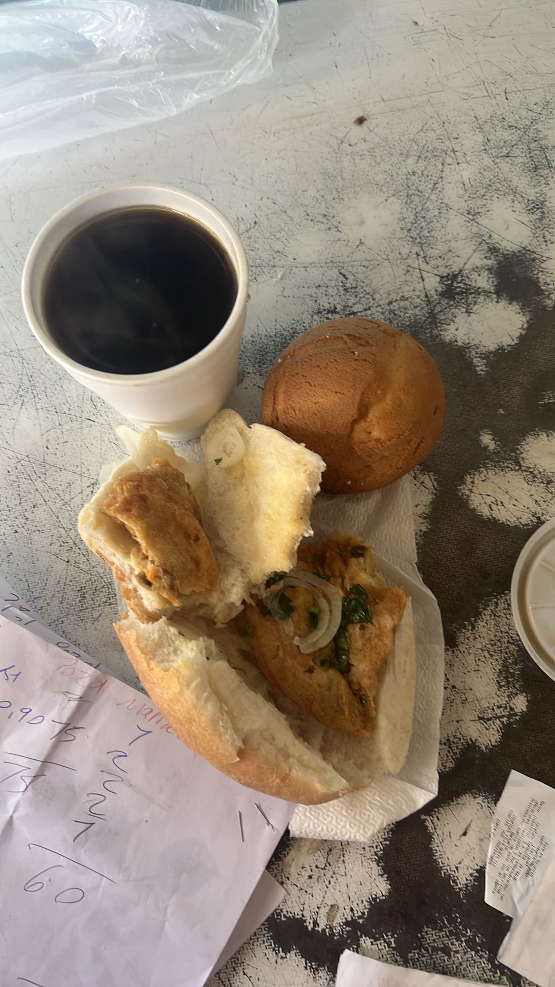 Desayuno con torta y café