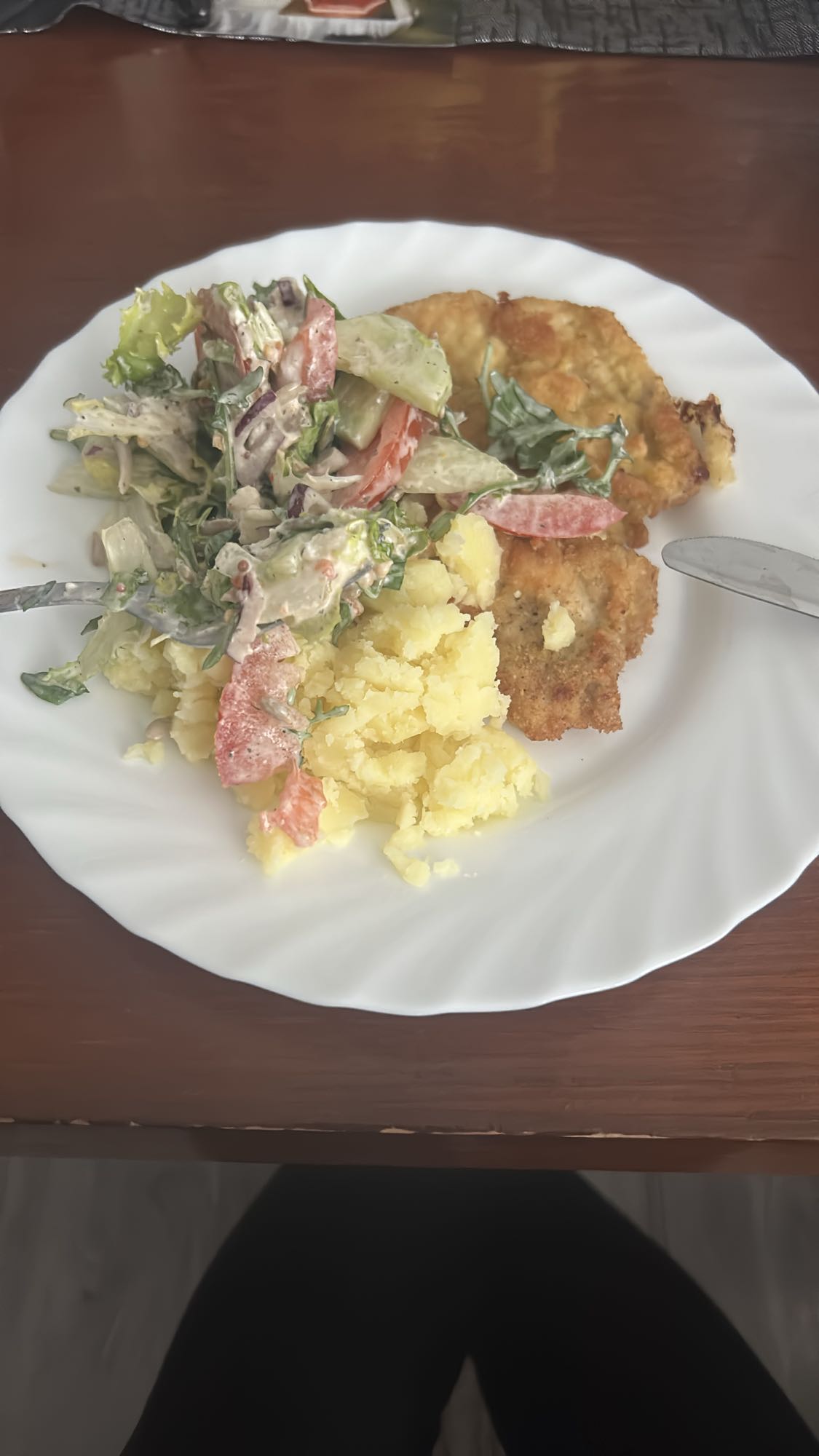 Kotlet, ziemniaki, sałatka
