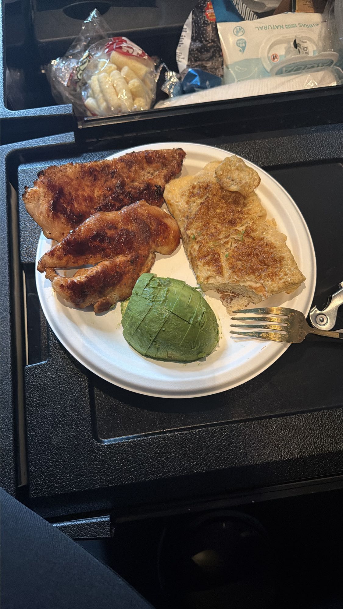 Piept de pui cu omletă și avocado