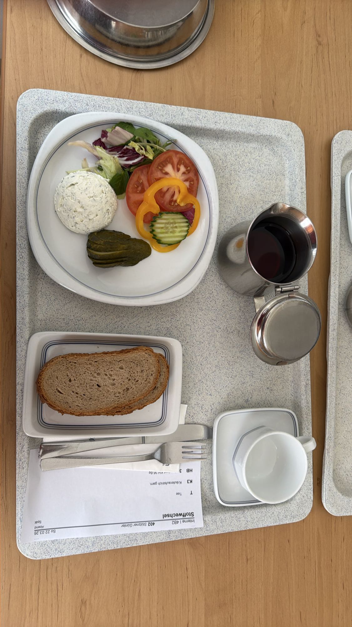 Brot mit Frischkäse und Gemüse