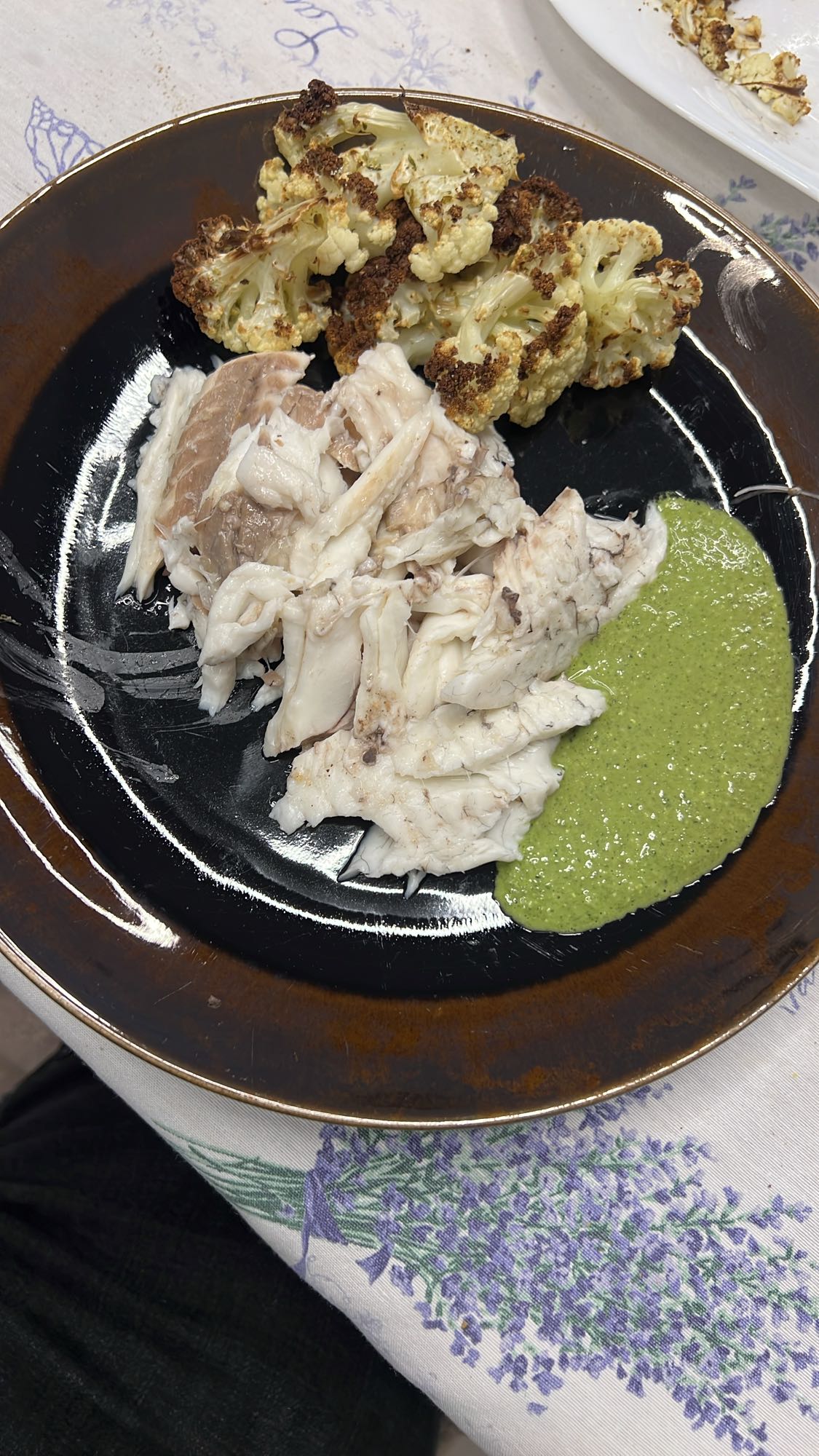 Pește cu conopidă și sos verde