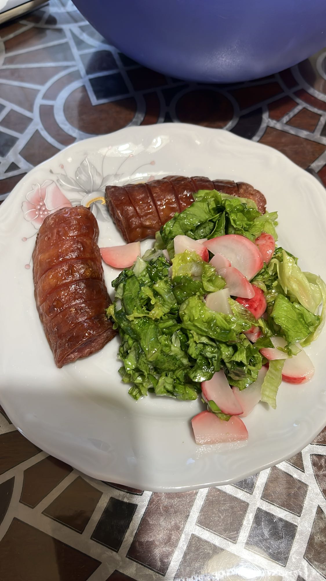 наденица със салата