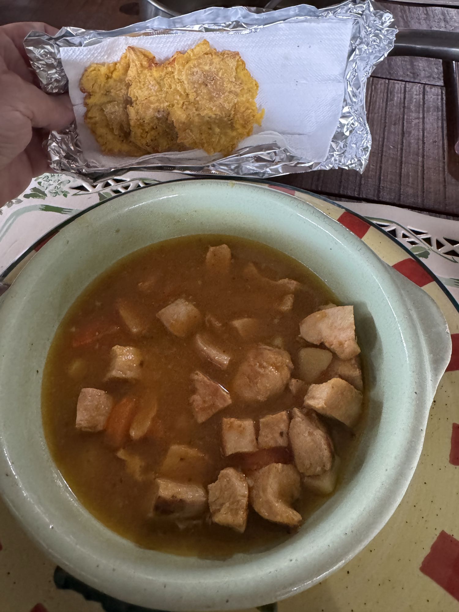 Sopa de cerdo y tostones