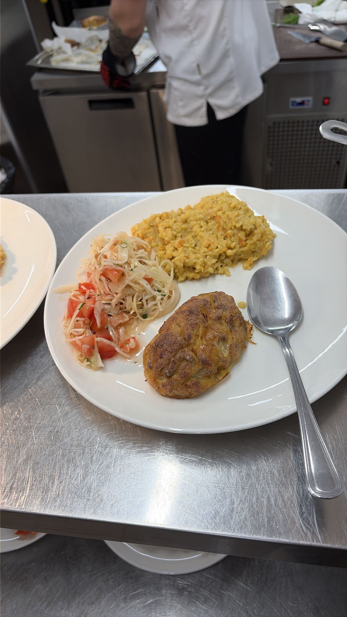 Котлета с гарниром и салатом