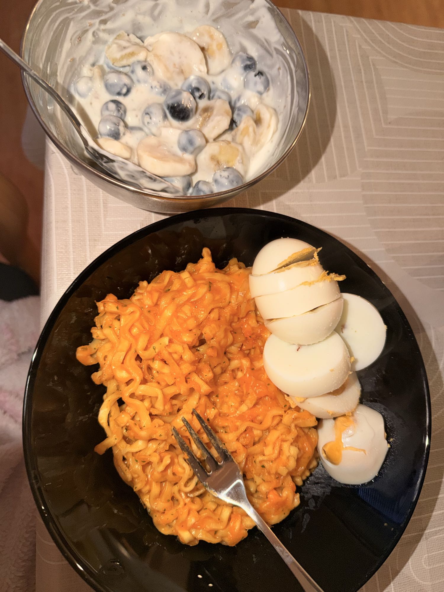 Nudeln, Eier & Joghurt-Obst