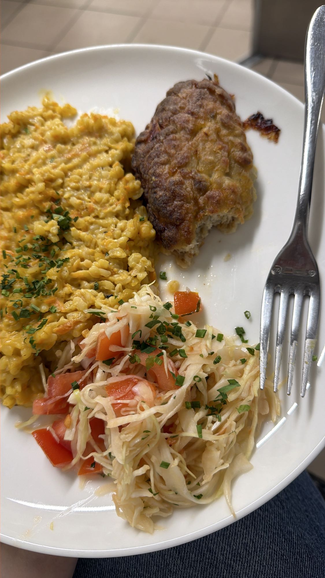 Котлета с гарниром и салатом