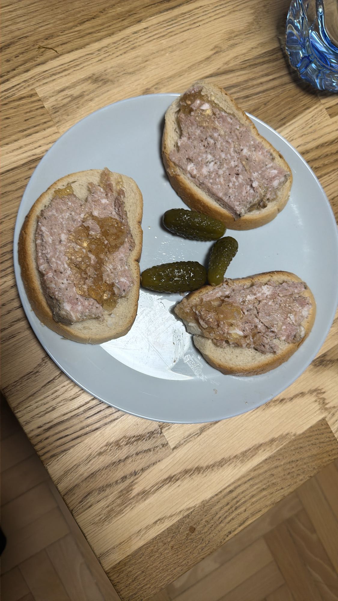 Chleb z pasztetem i ogórkiem