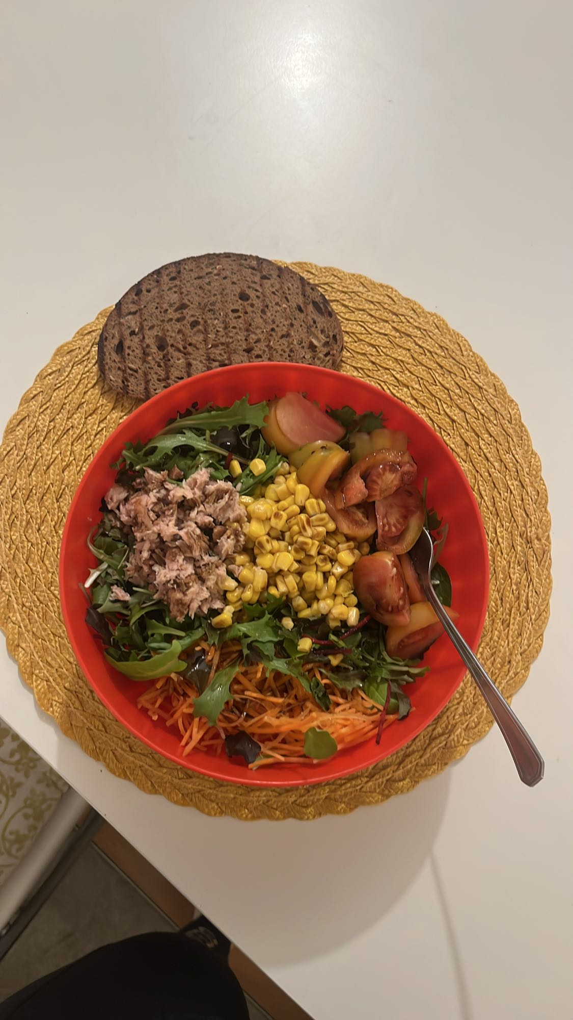 Салат з тунцем та хлібом