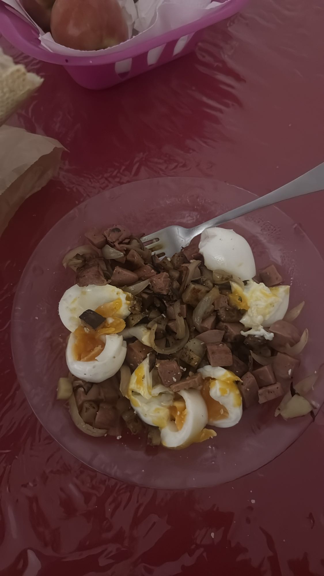 Huevos con salchicha y cebolla