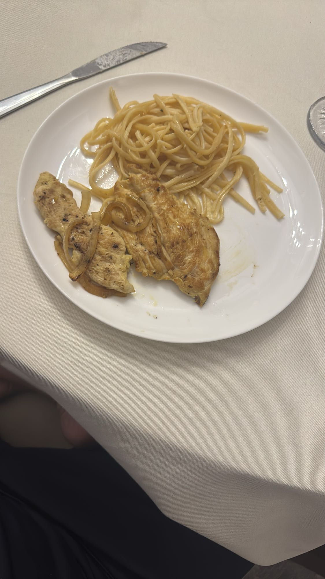 Frango grelhado com macarrão