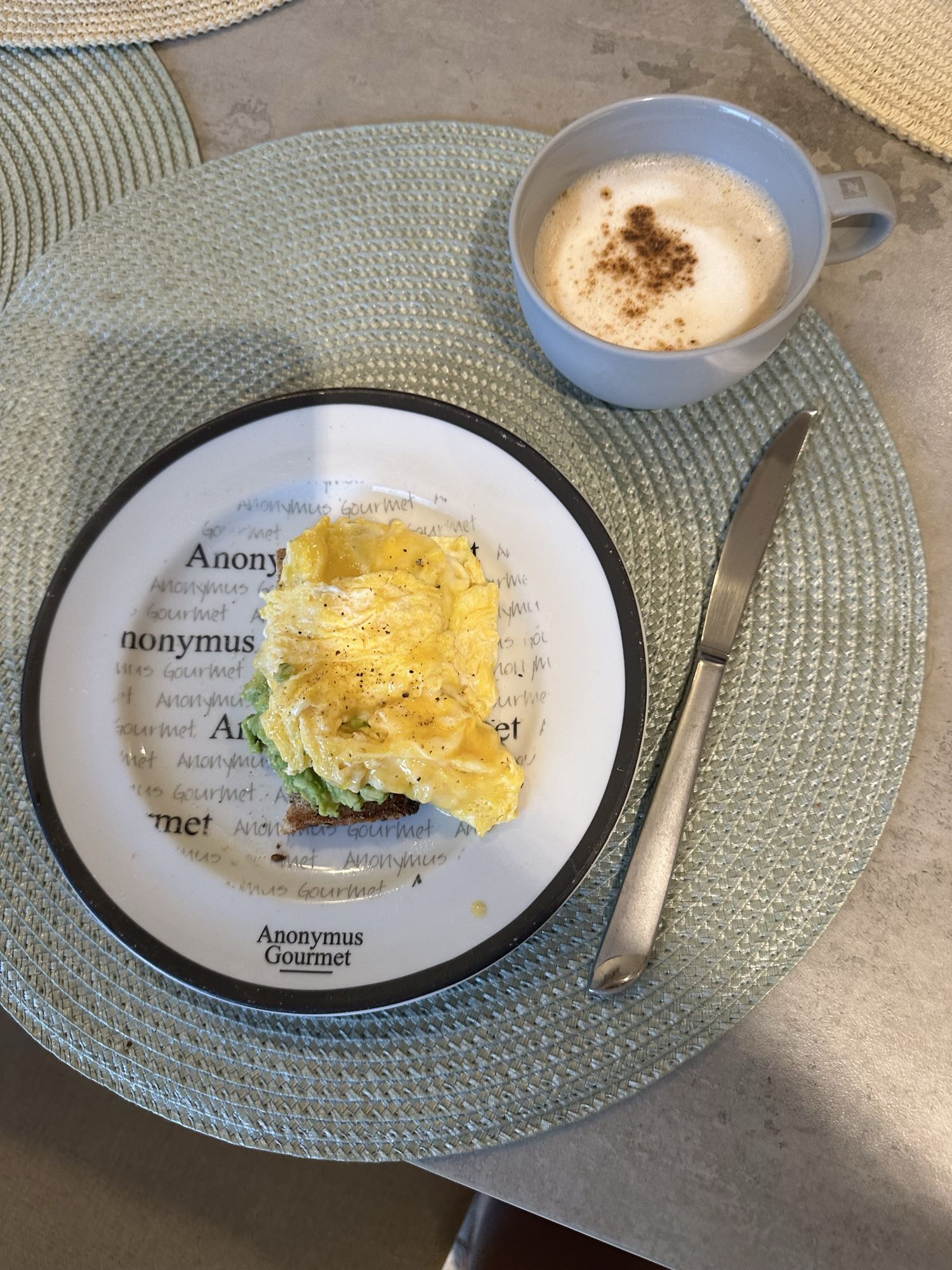 Tostada con huevo y café