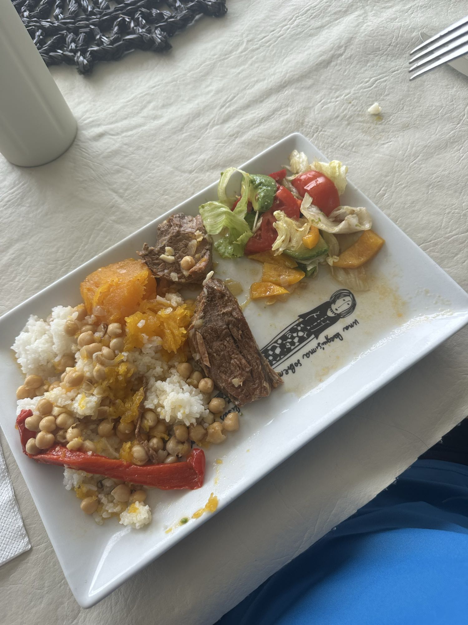 Plato de arroz y ensalada