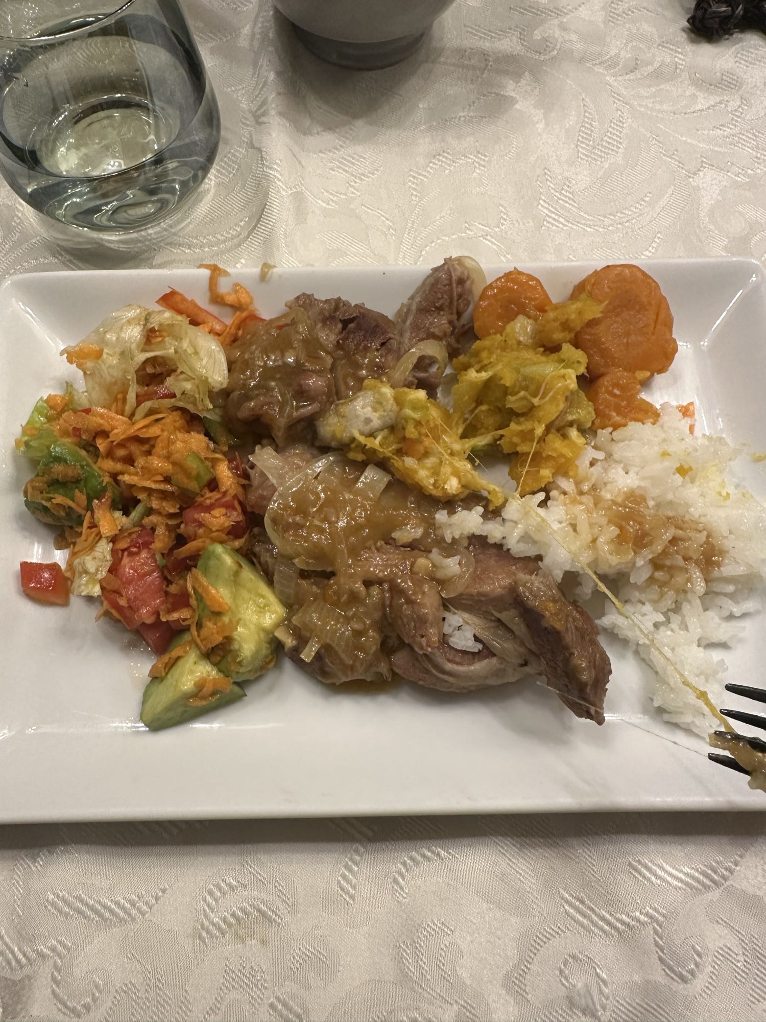 cordero con arroz y ensalada