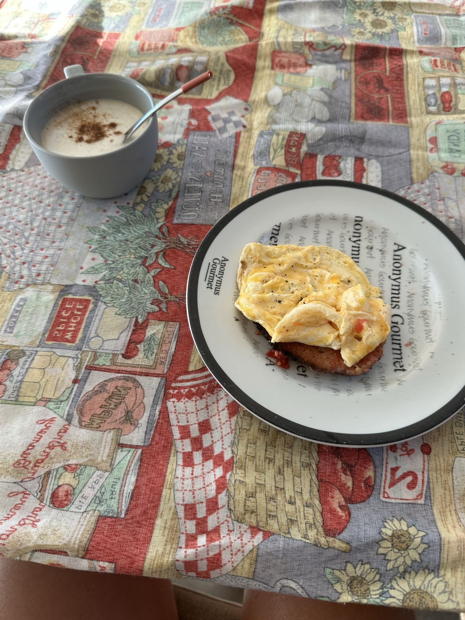Tostada con huevo y café