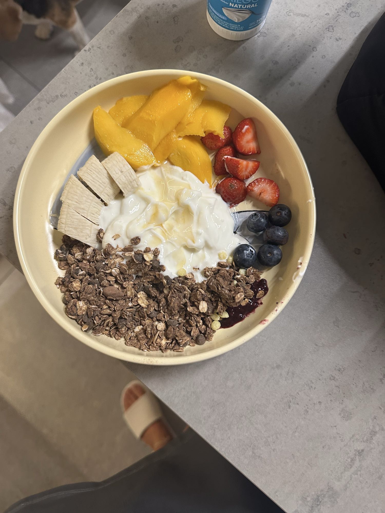 Tazón de yogur y frutas