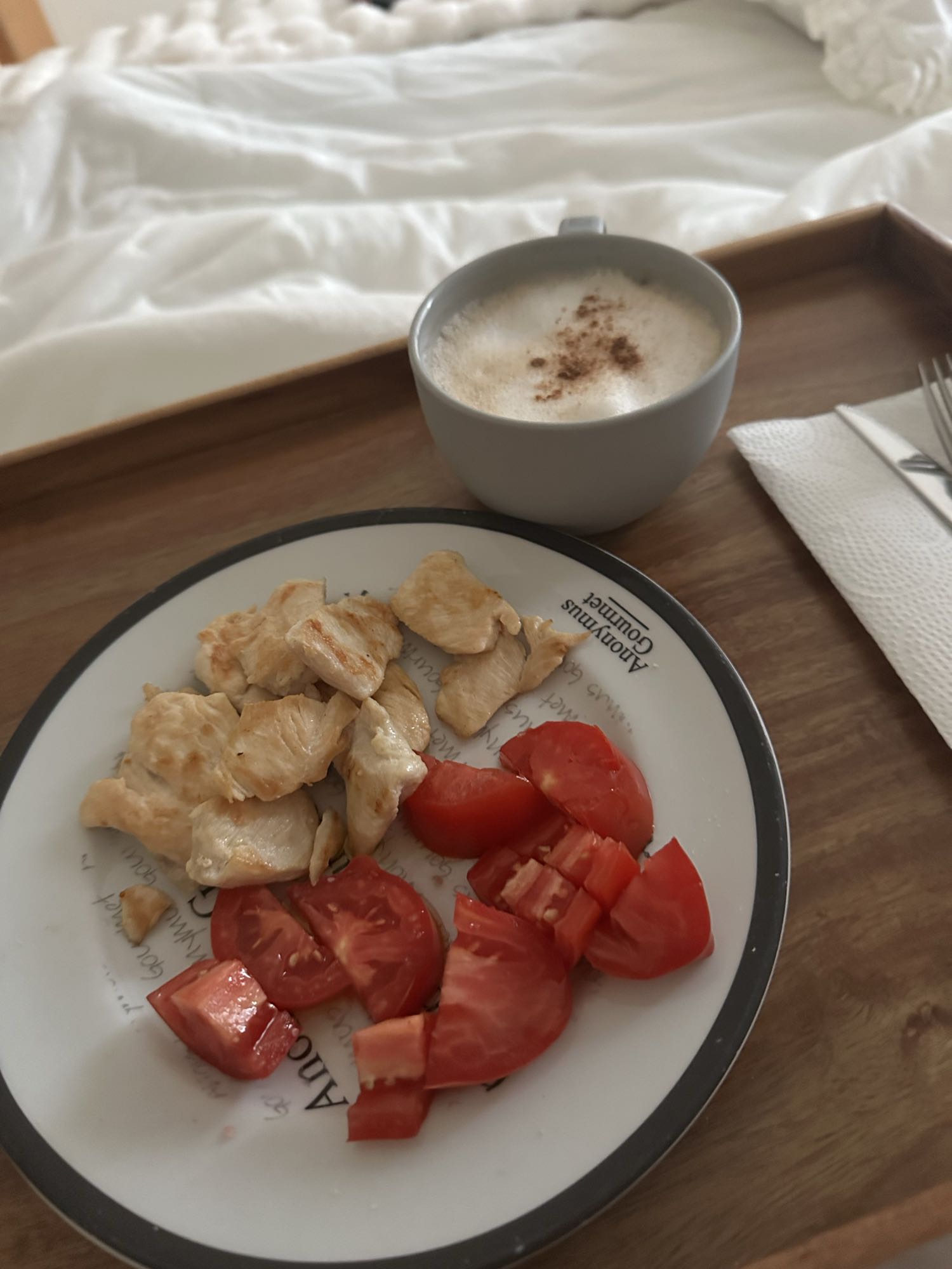 Pollo, tomate y café con leche