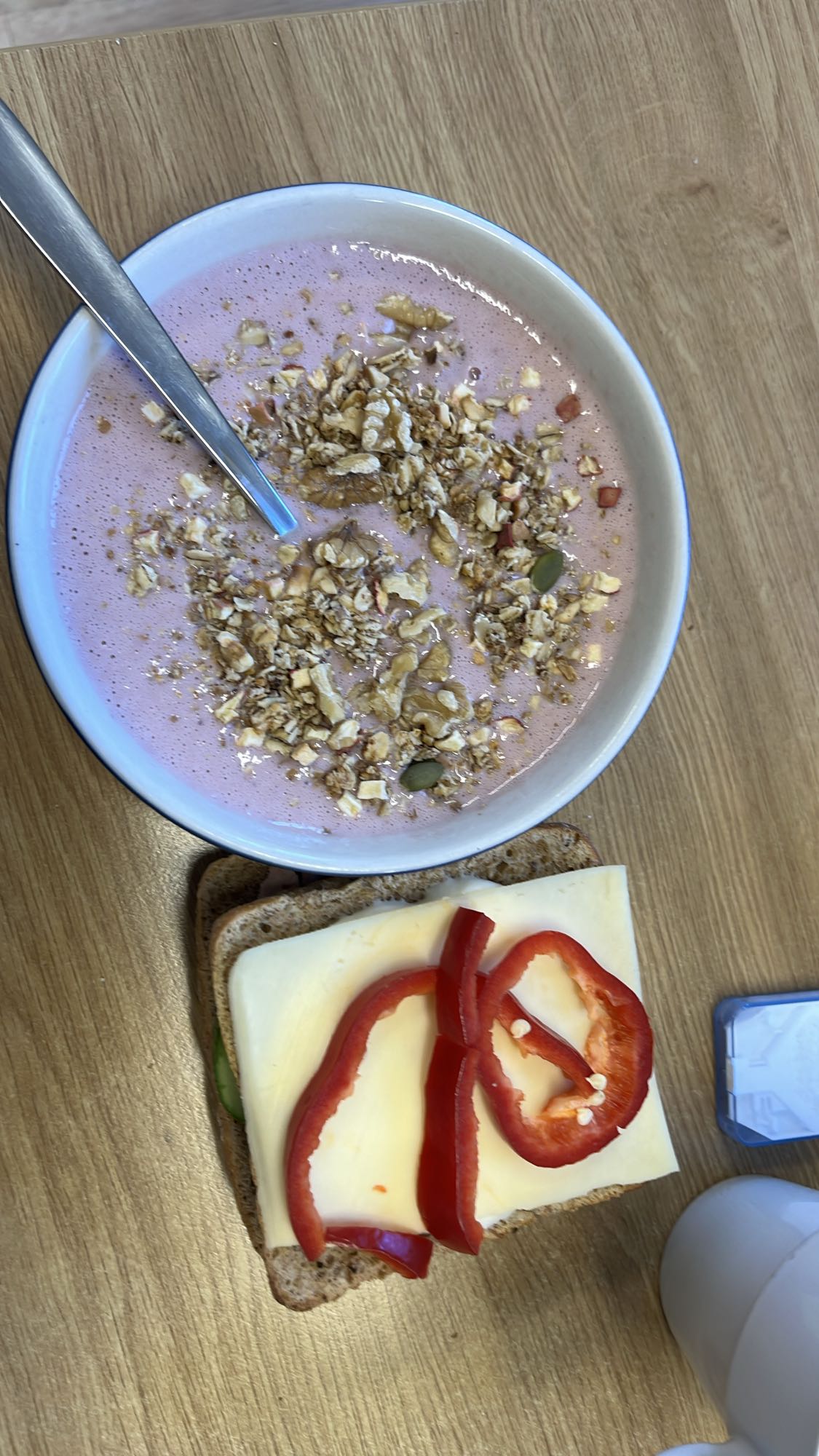 Yoghurt med müsli & smörgås