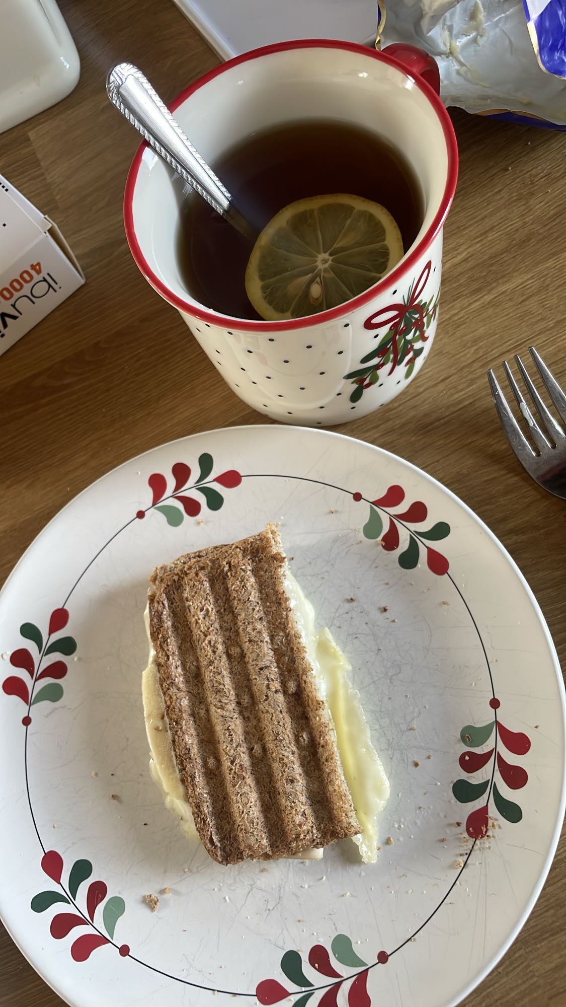 Tost z serem i herbata