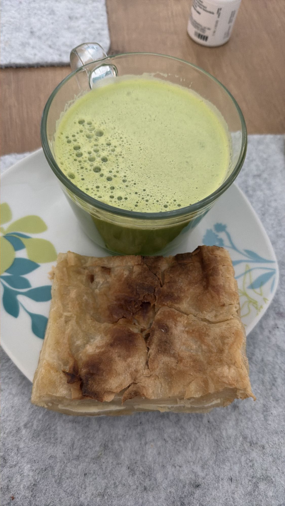 Börek ve yeşil içecek