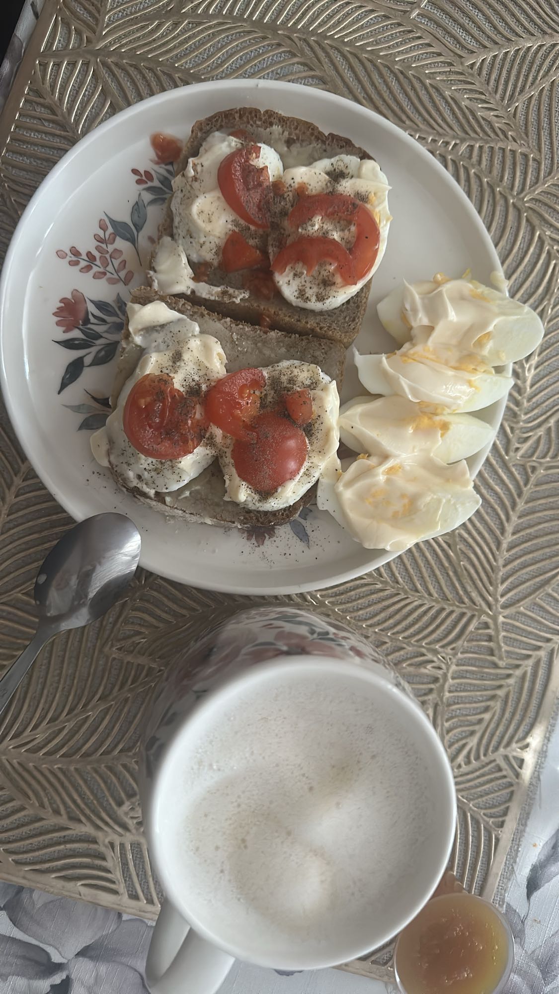 Kanapki z jajkiem i kawą