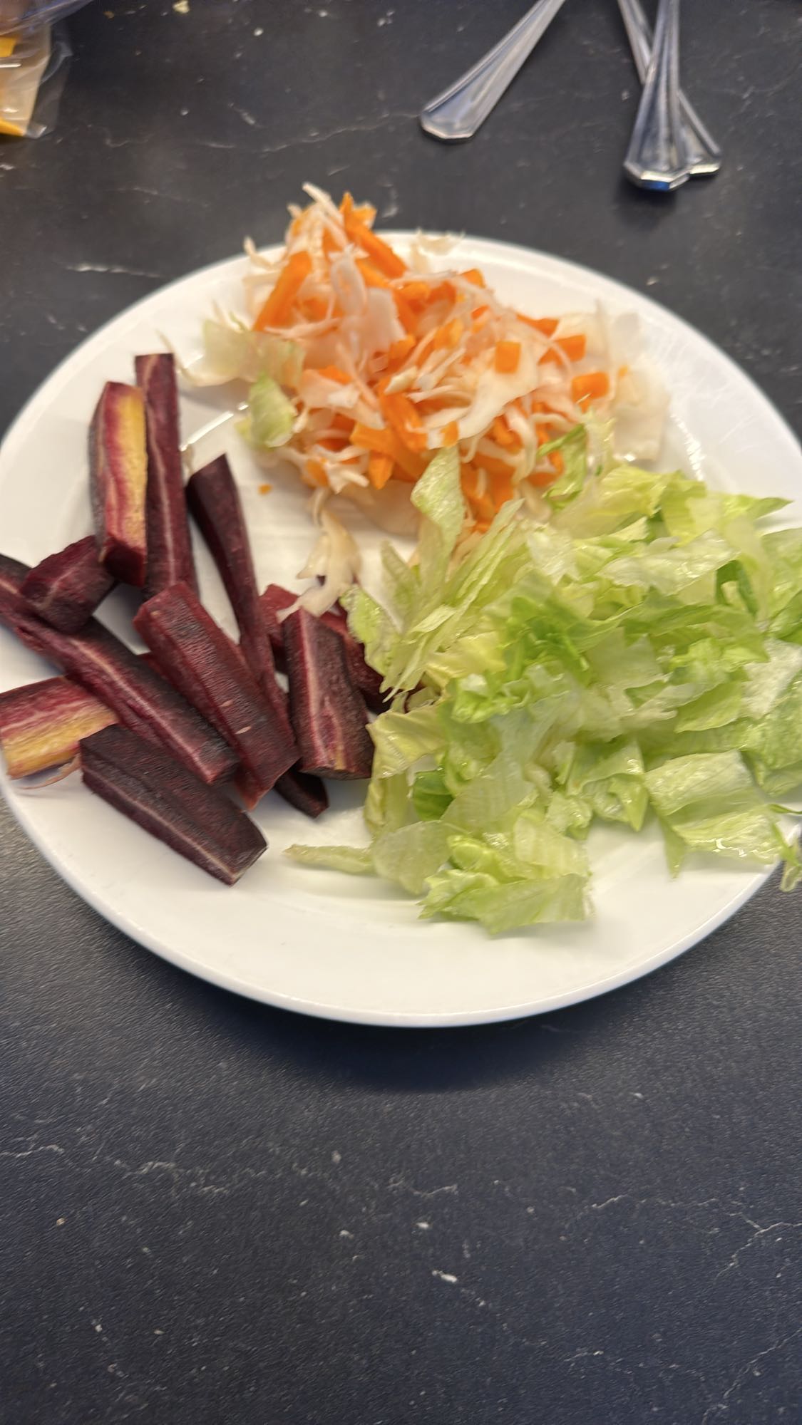 Färgglad grönsakstallrik