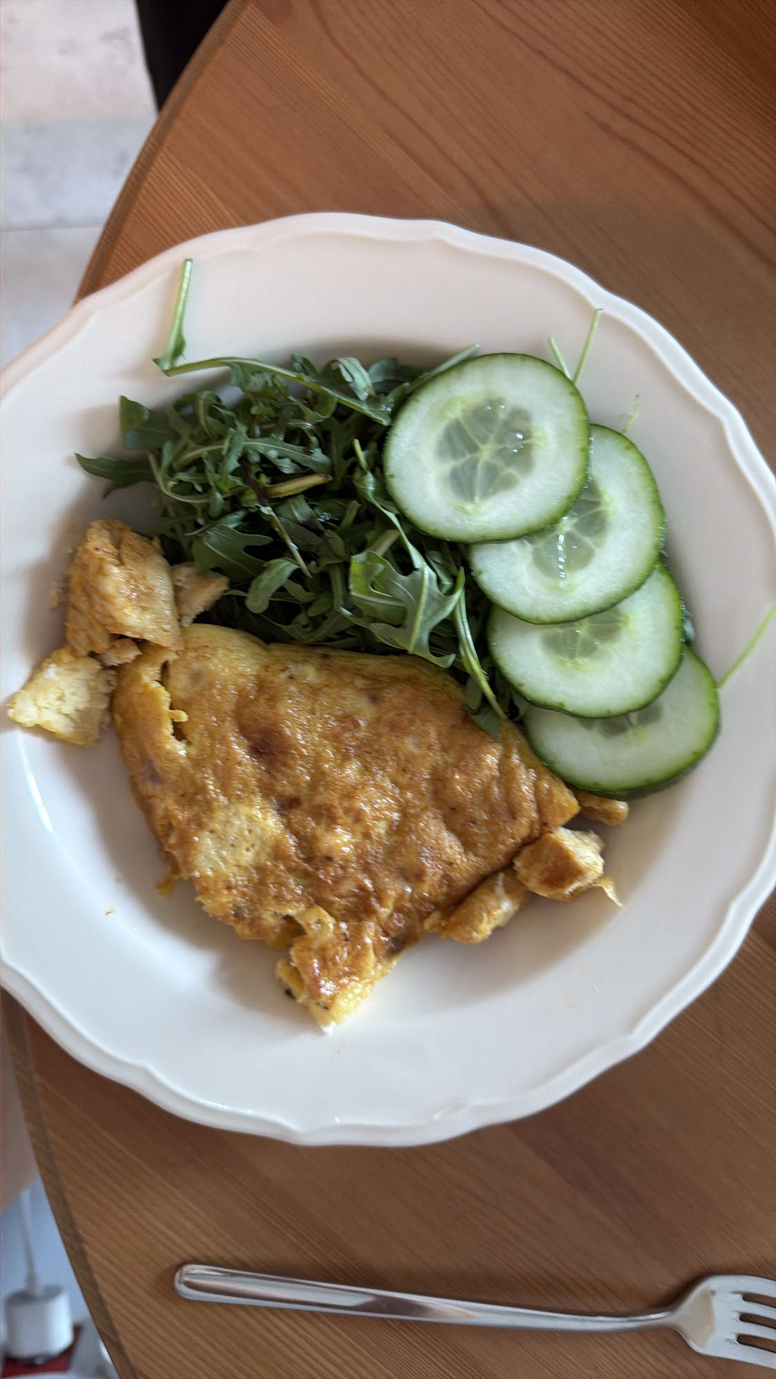 Омлет с рукколой и огурцом