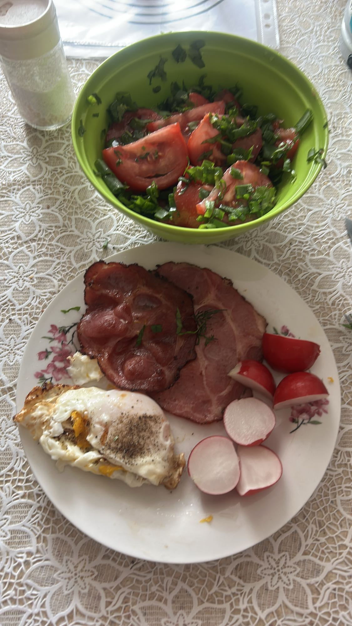 Mic dejun cu ou, șuncă și salată