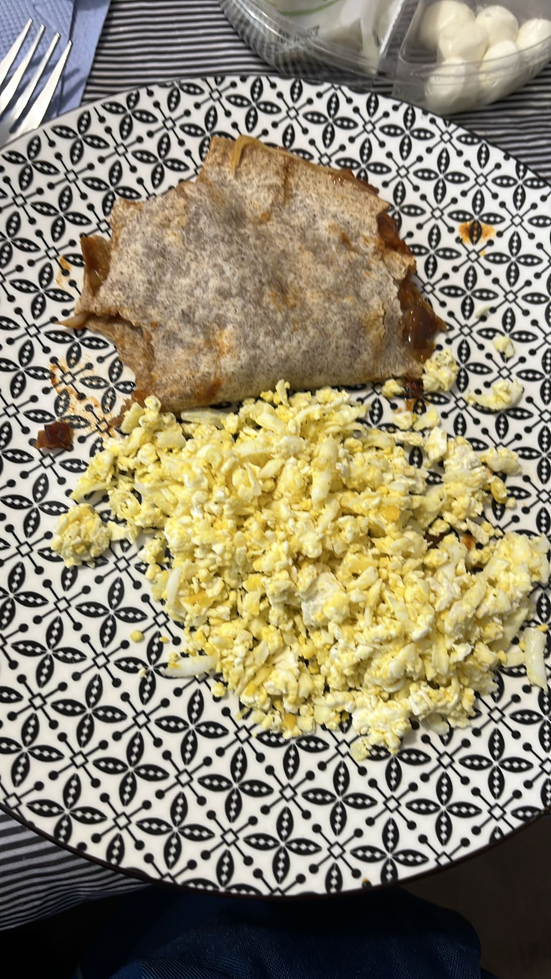 Омлет и пълнозърнеста тортиля