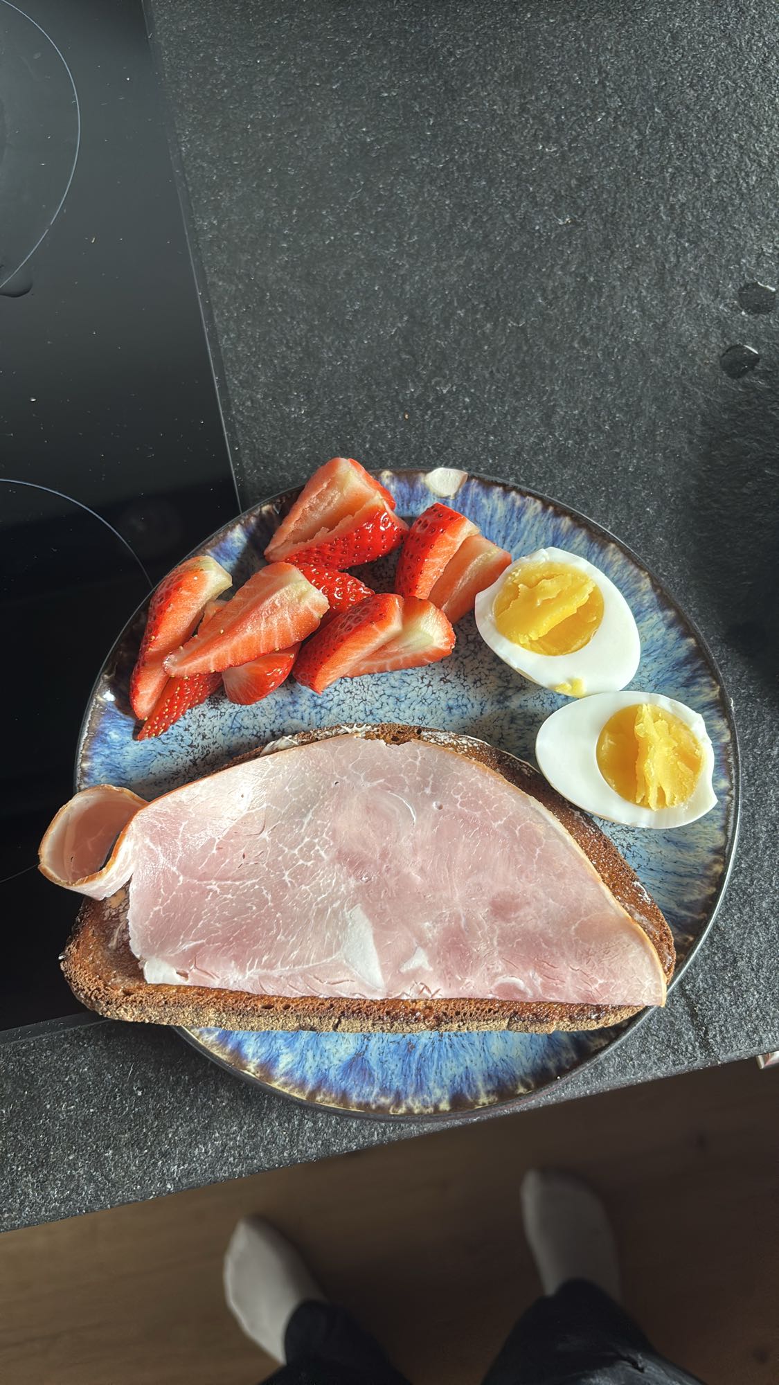 Ham, egg & aardbei ontbijt