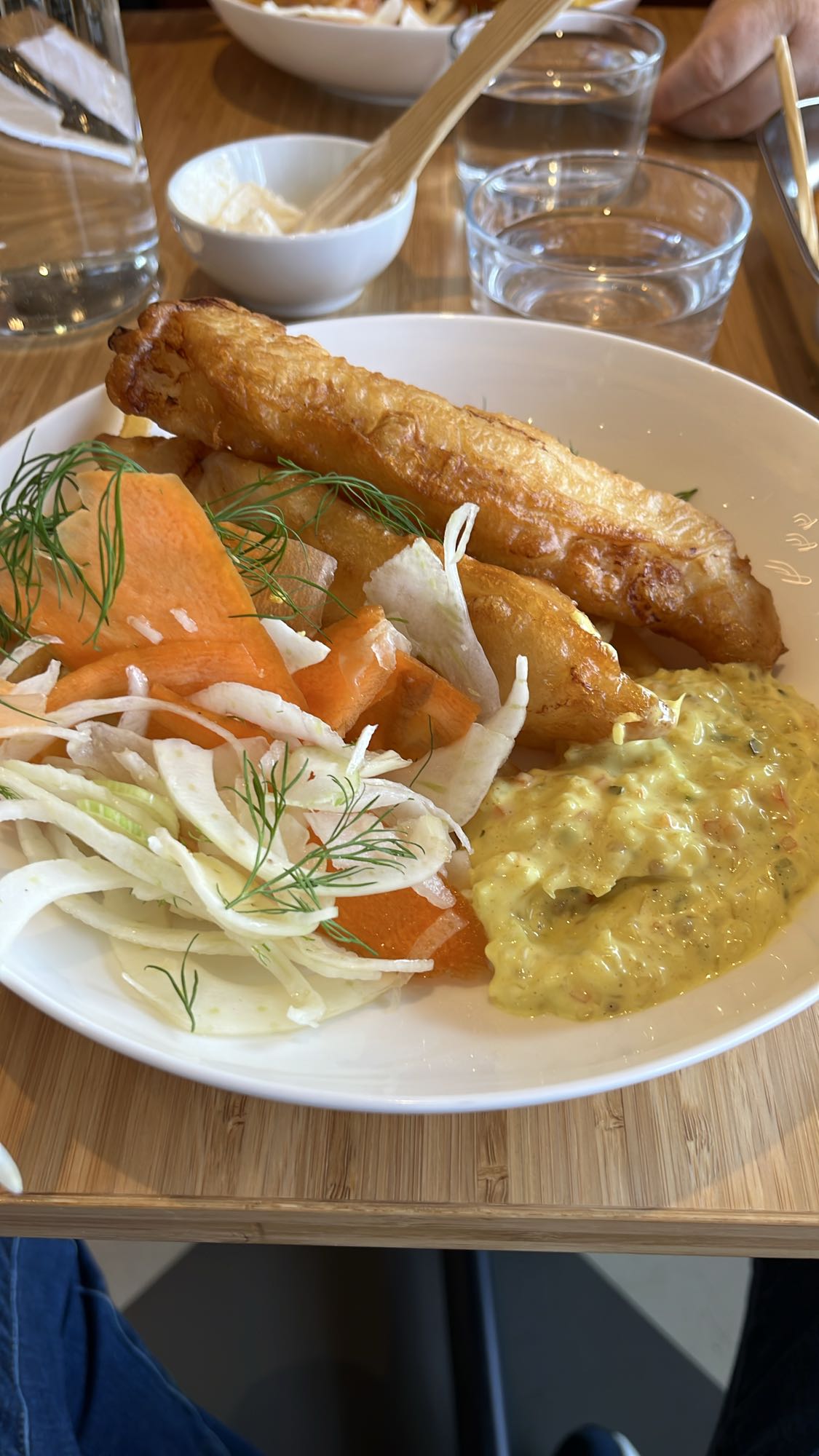 Fisk och pommes med sallad