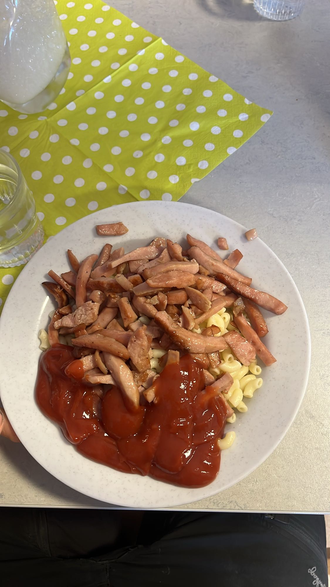 Korv med makaroner och ketchup