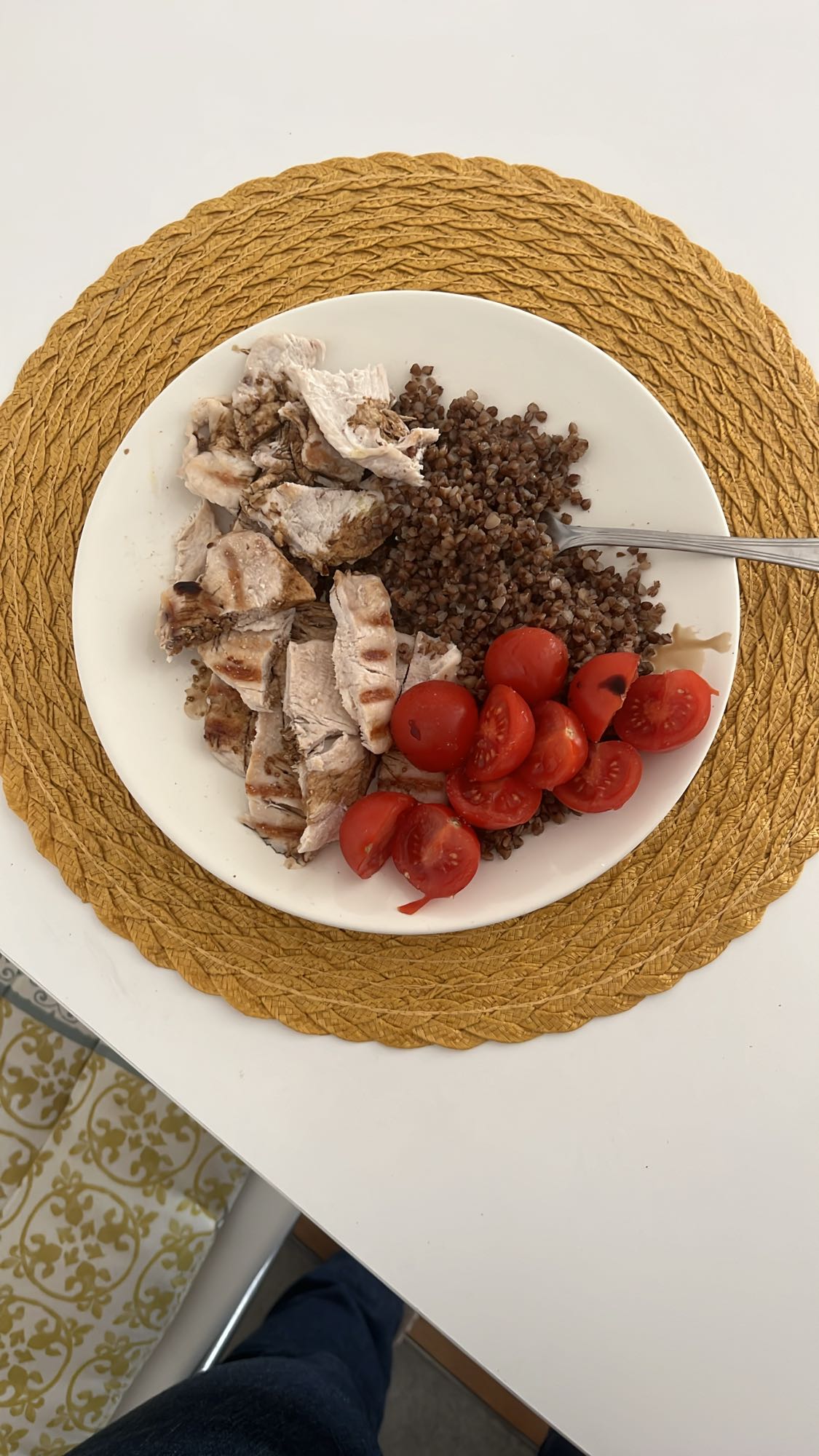 Гречка з куркою та томатами