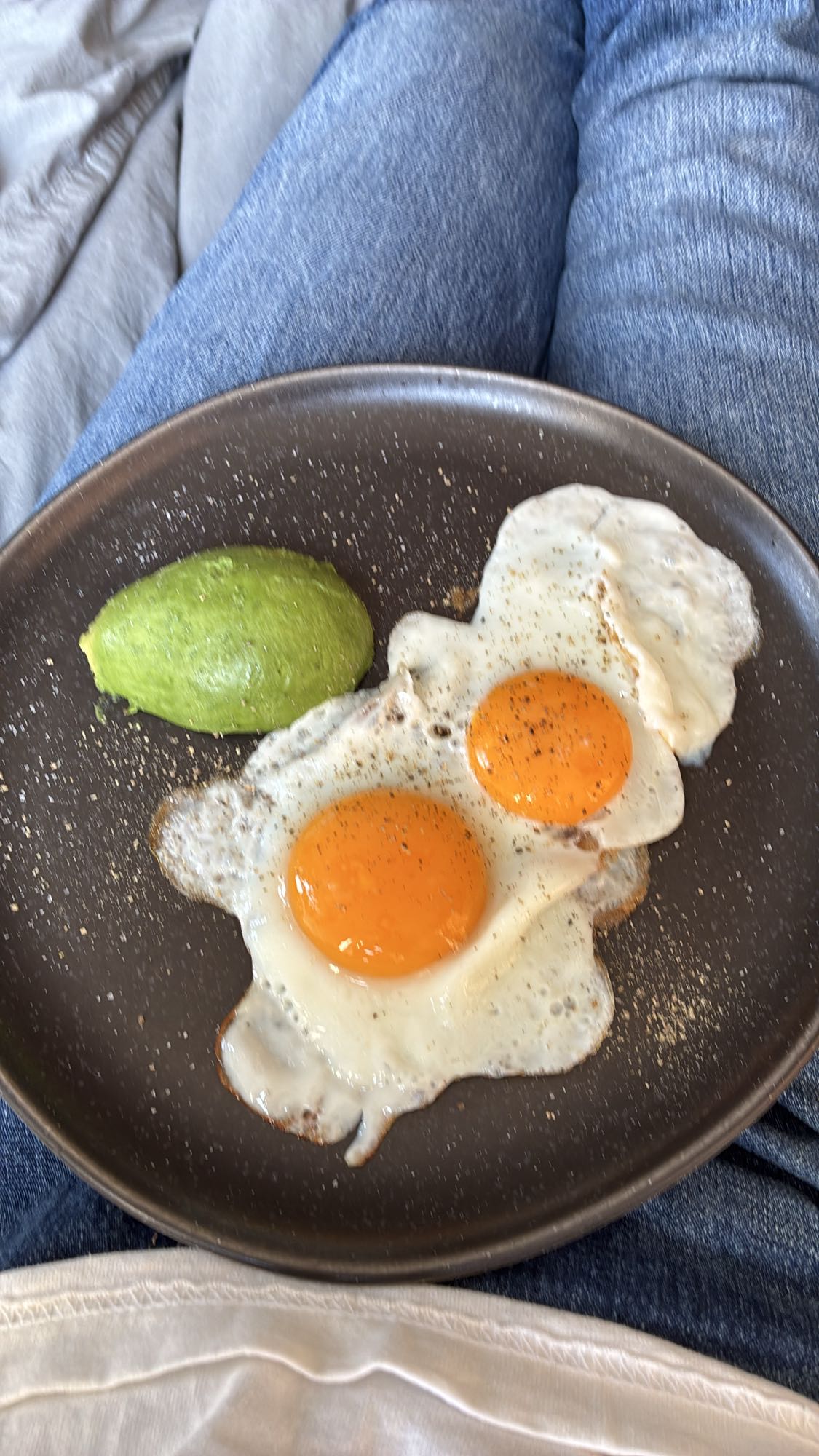 Gebakken eieren met avocado