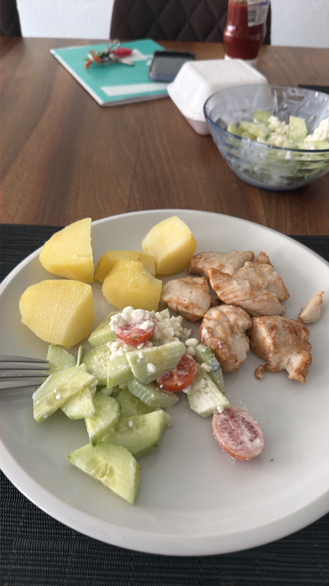 Hähnchen mit Kartoffeln und Salat