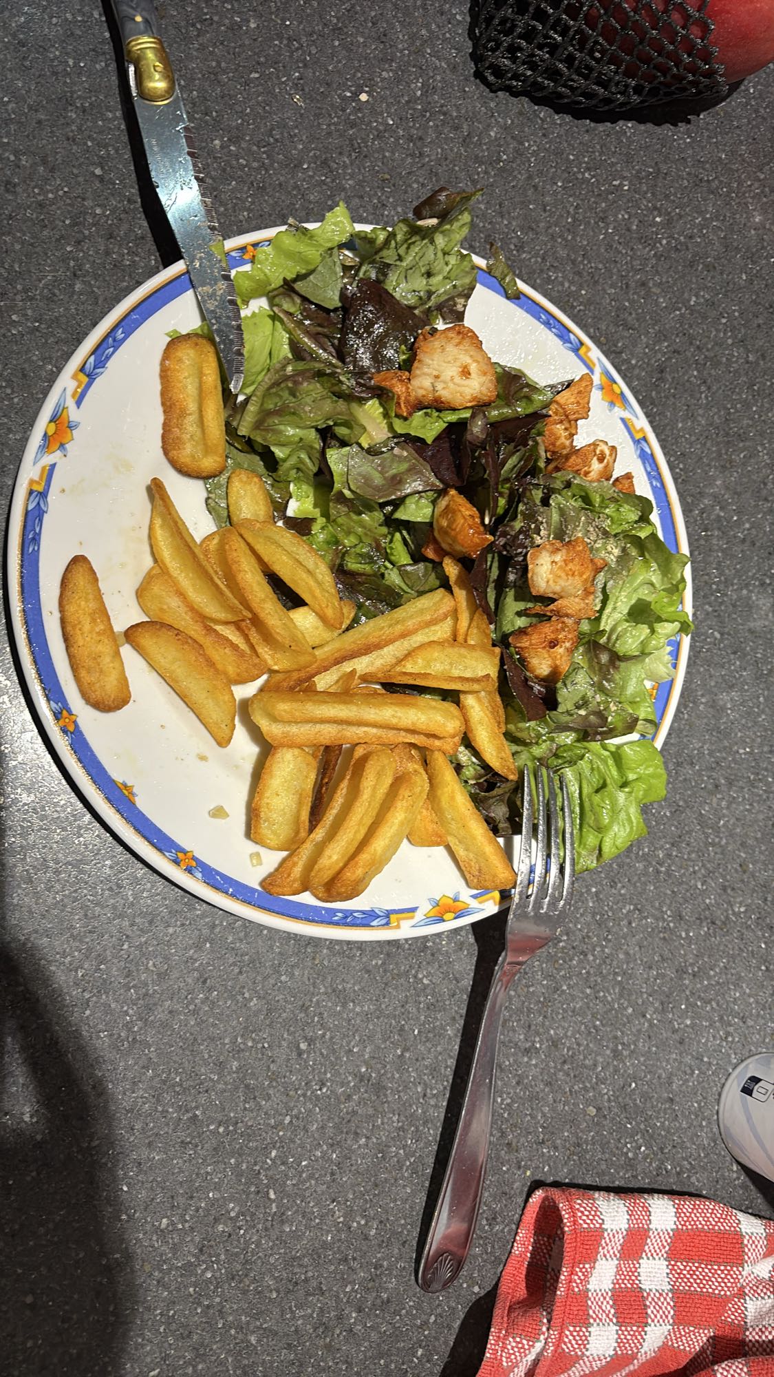 Salade, frites et poulet