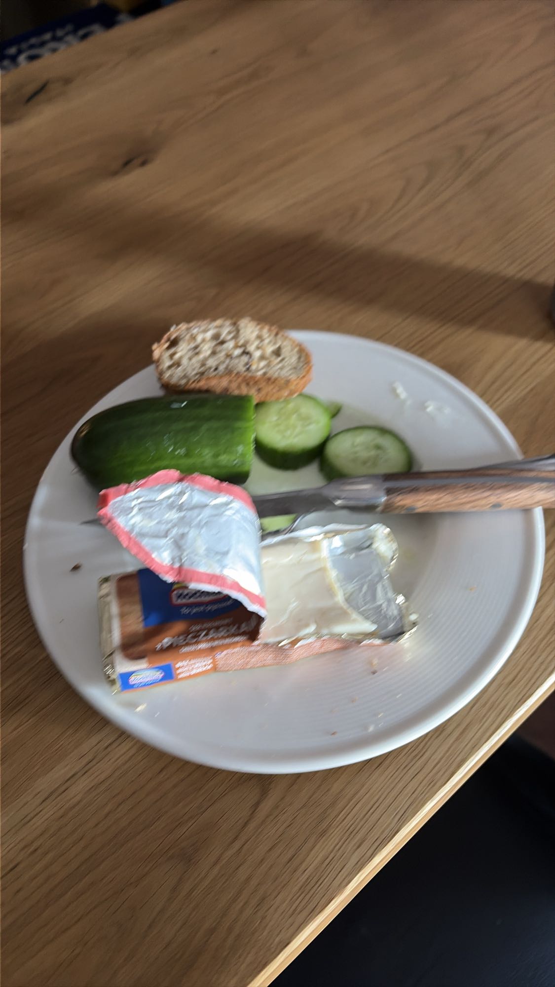 Огурец, хлеб и плавленый сыр