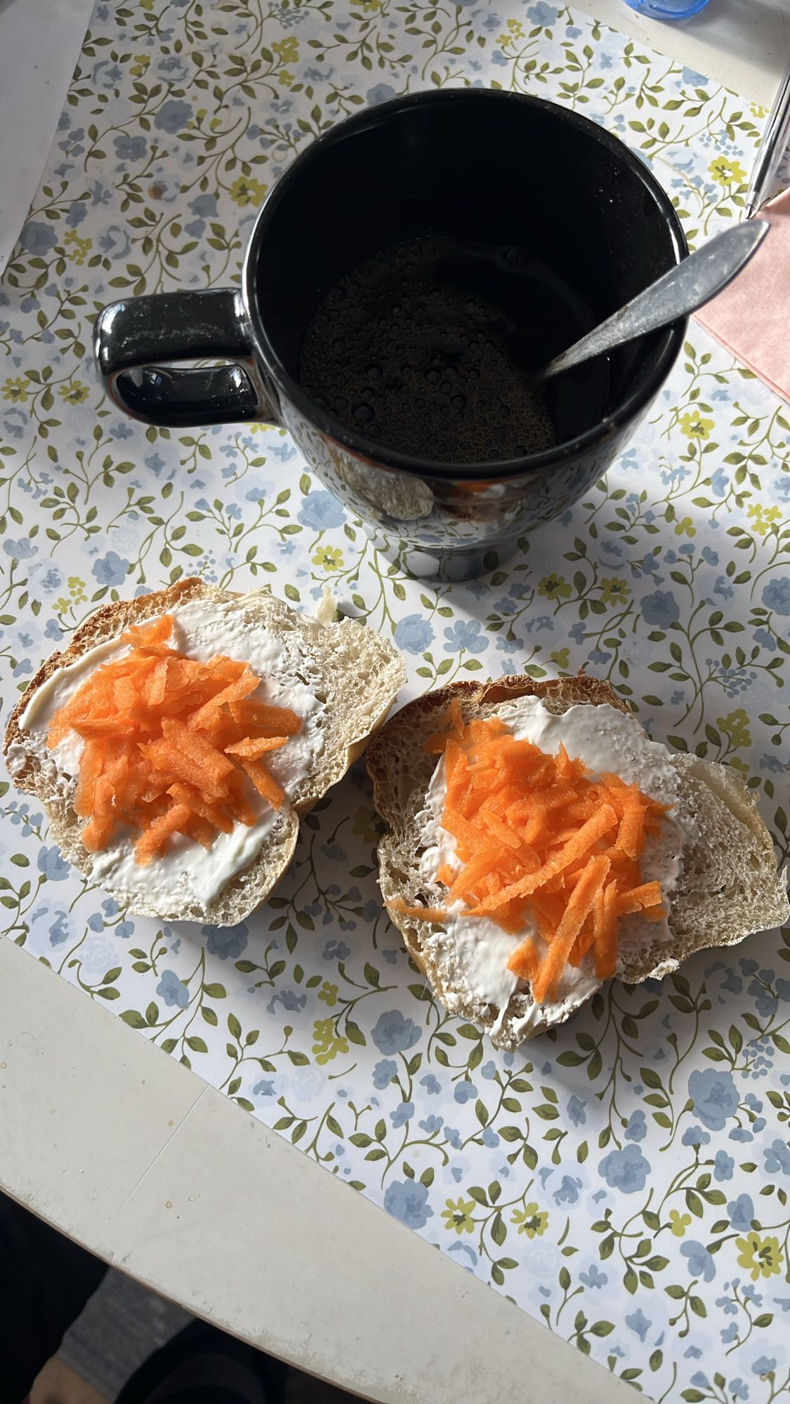 Bröd med morot och kaffe