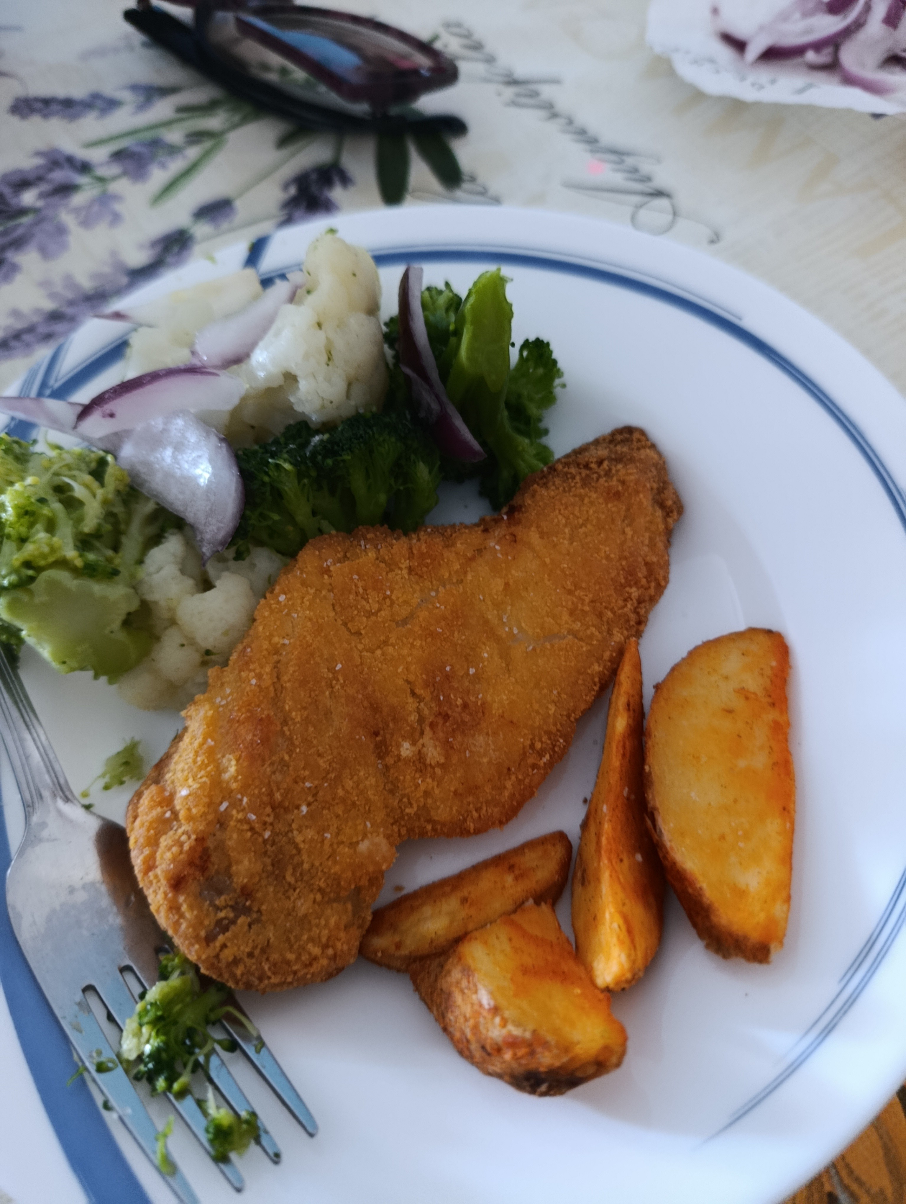 Pescado empanizado con verduras