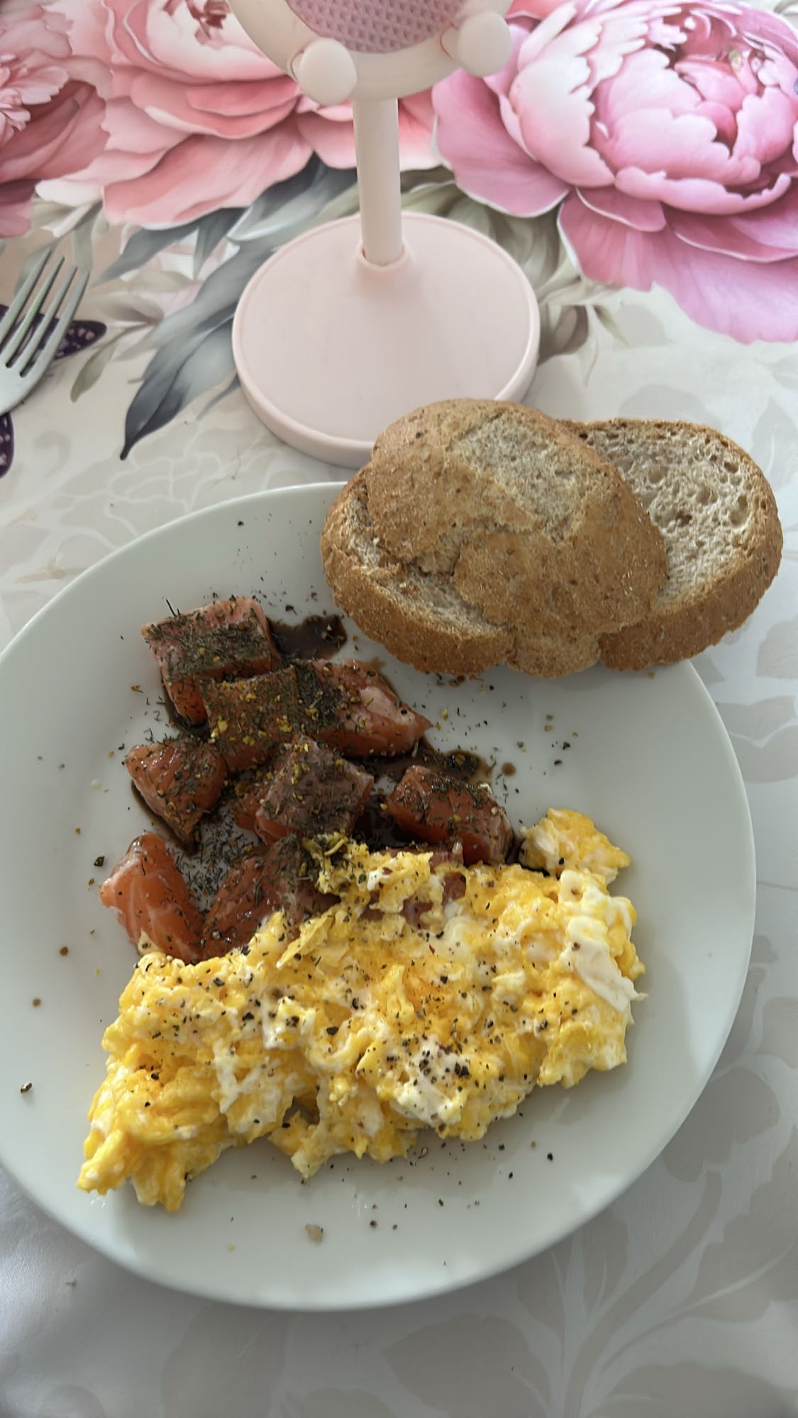 яичница с лососем и хлебом