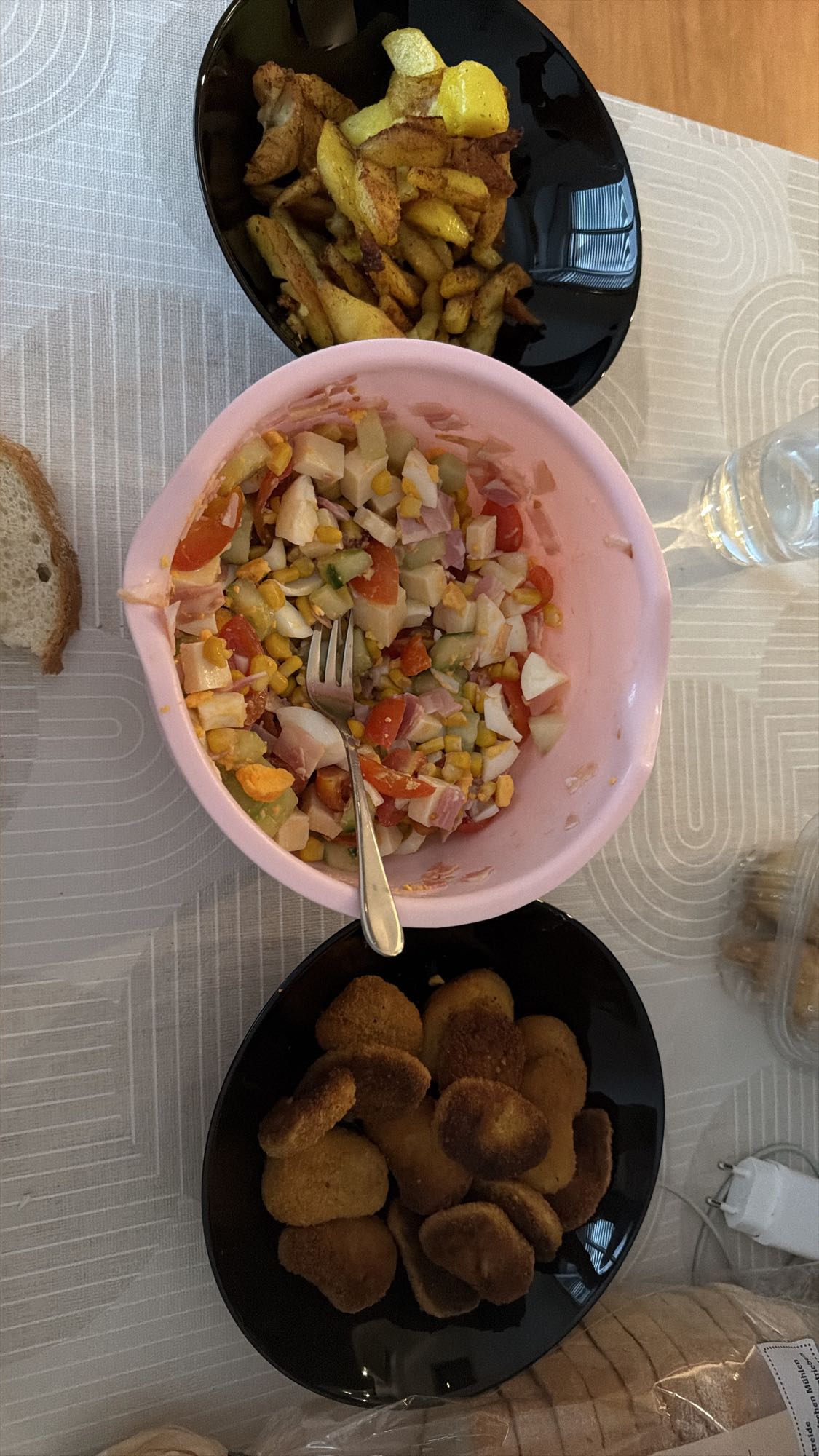 Salat, Pommes und Nuggets