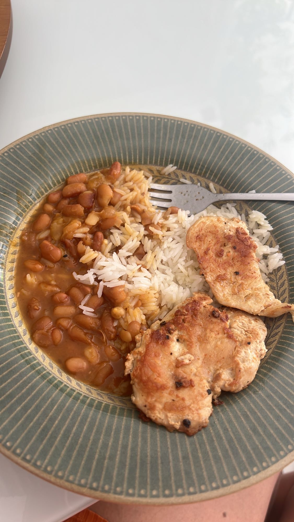 Arroz, feijão e frango grelhado