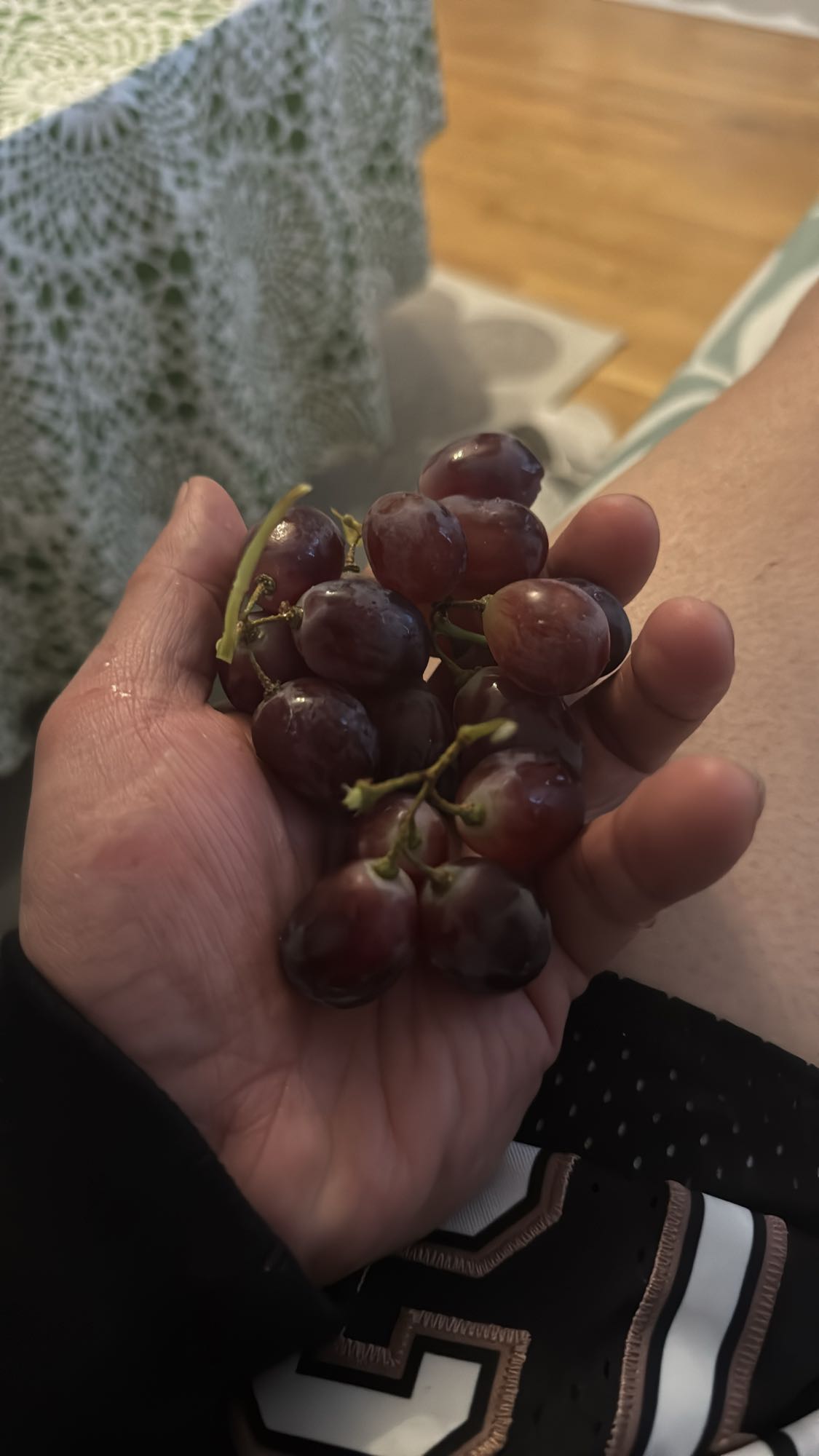 Handfull röda vindruvor