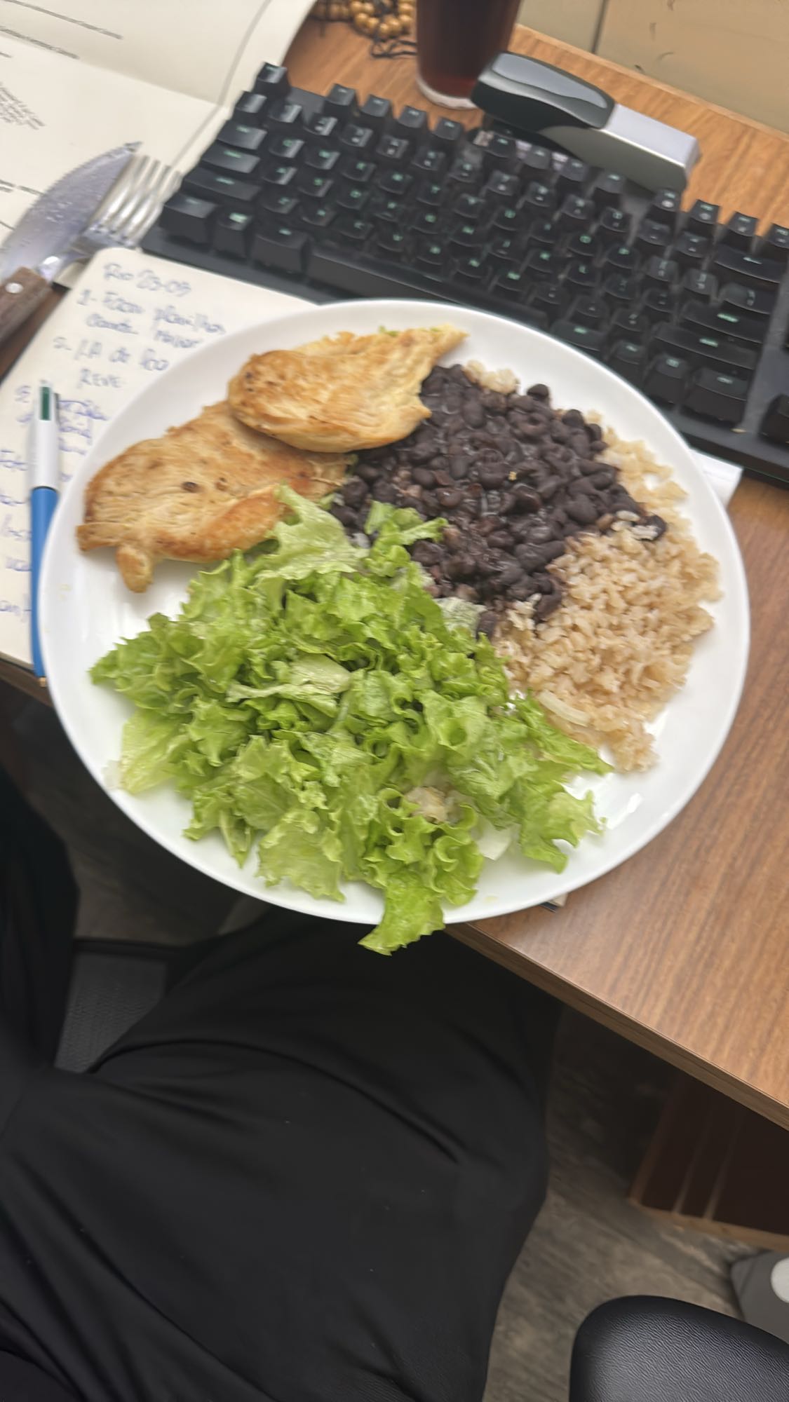 Frango, arroz, feijão e alface