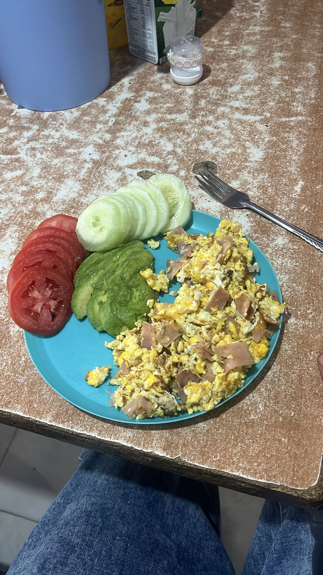 Huevos con jamón y verduras