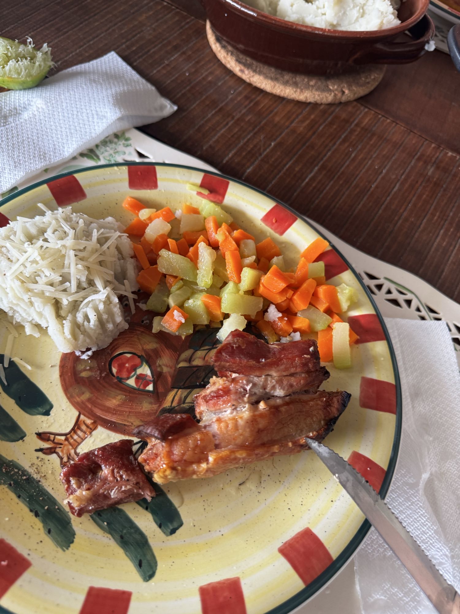 Costillas con puré y verduras