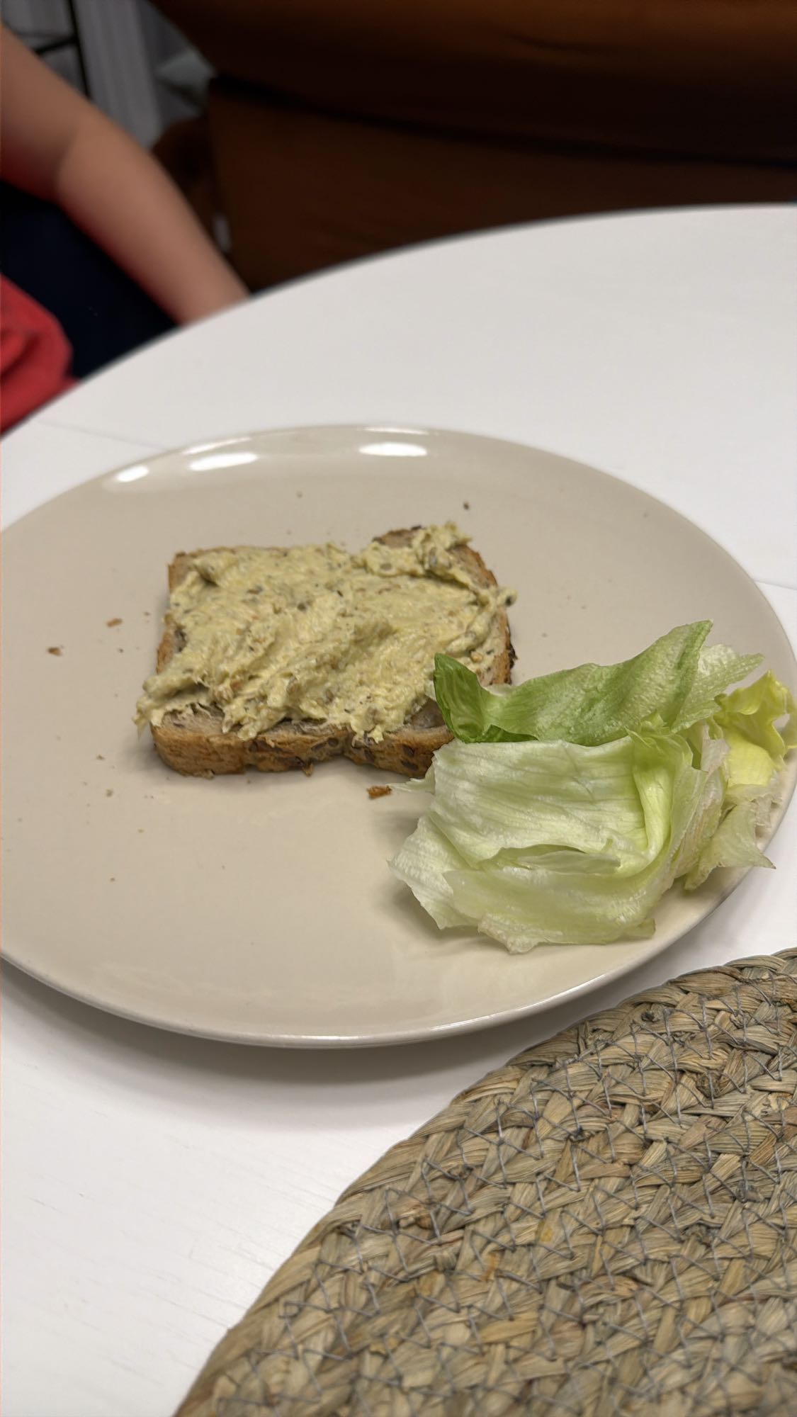 Pâine cu pastă și salată