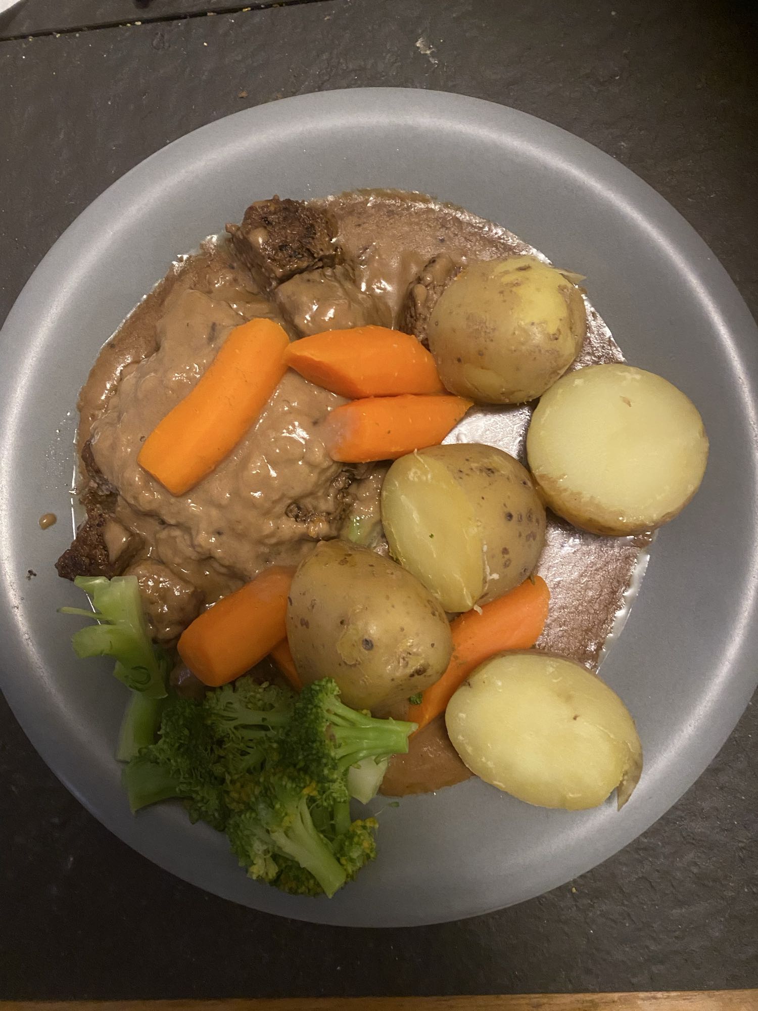 Kött med potatis och sås