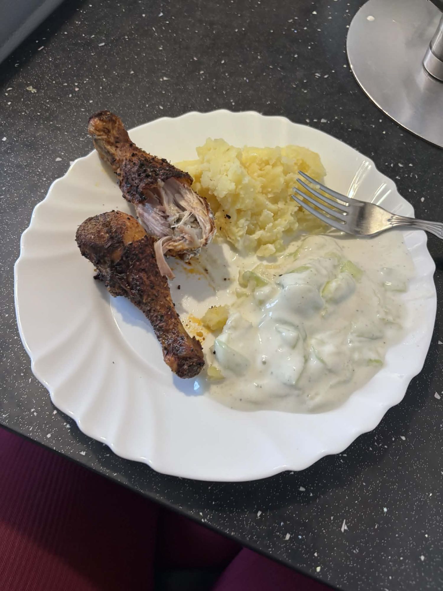 Kurczak z ziemniakami i mizerią